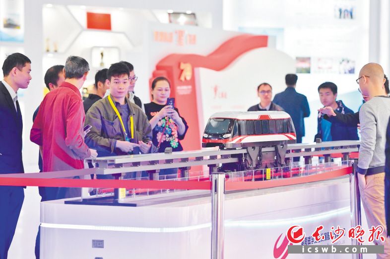 參觀者正在觀看磁浮列車模型,。長沙晚報全媒體記者 黃啟晴 王志偉 攝影報道