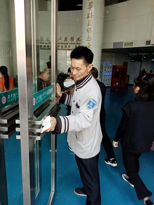 賀師傅是吉立物業(yè)的保潔員，七十年代的“老兵”,。