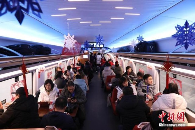 12月30日,，北京至張家口高速鐵路(簡稱京張高鐵)開通運營,。當(dāng)日，旅客乘坐G8811次列車從北京北站前往太子城站,。中新社記者 蔣啟明 攝