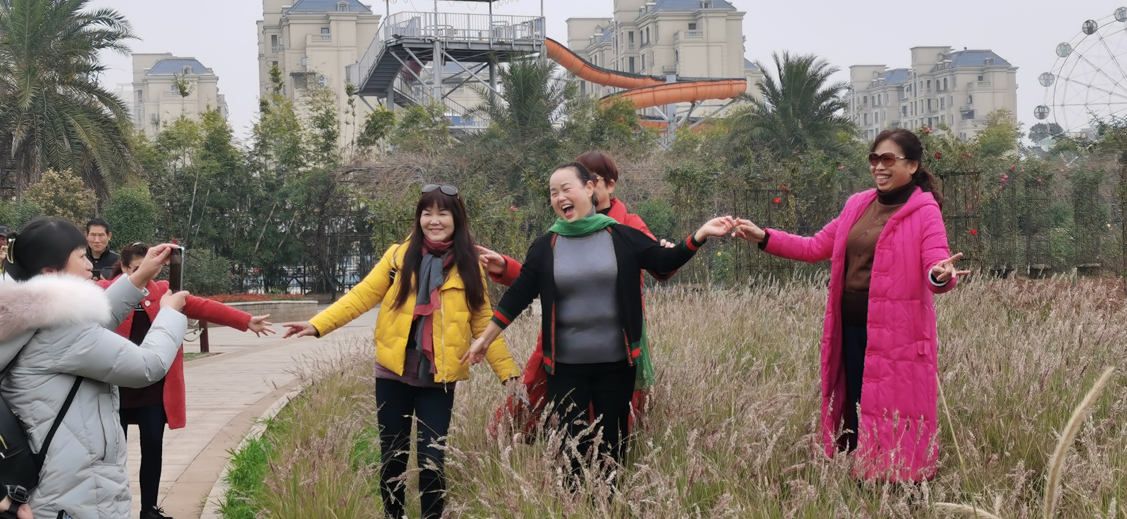 一大早,，市民王有銘特意來到湖南省植物園北大門，直接通過闡口直接進入園,，享受這里的湖光山色,，優(yōu)美環(huán)境，好不愜意,。