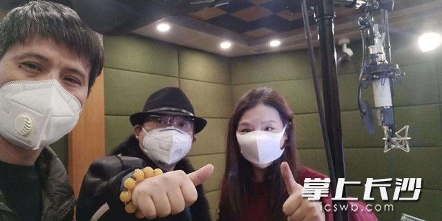 著名音樂人張伯序（中）,、周秀松（左）和歌手秦妮在連夜錄制《希望》,。