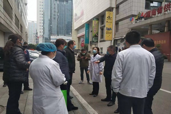 圖為劉鏡在一線督導檢查疫情防控工作