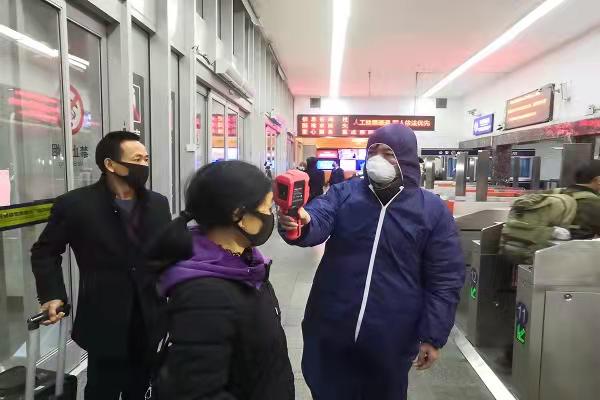 圖陳永亮在火車站執(zhí)勤