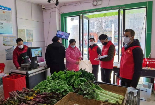 雨花區(qū)司法局副局長(zhǎng)周子賢（右一）帶組員在吉GL-MART生鮮超市進(jìn)行排查,。
