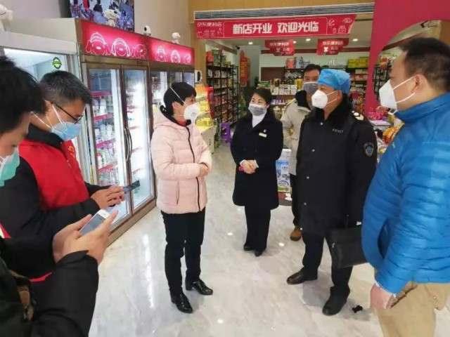 雨花區(qū)人大常委會(huì)副主任楊平（左三）率工作組現(xiàn)場(chǎng)指導(dǎo)鐵程酒店公寓（萬(wàn)科店）的防疫工作。