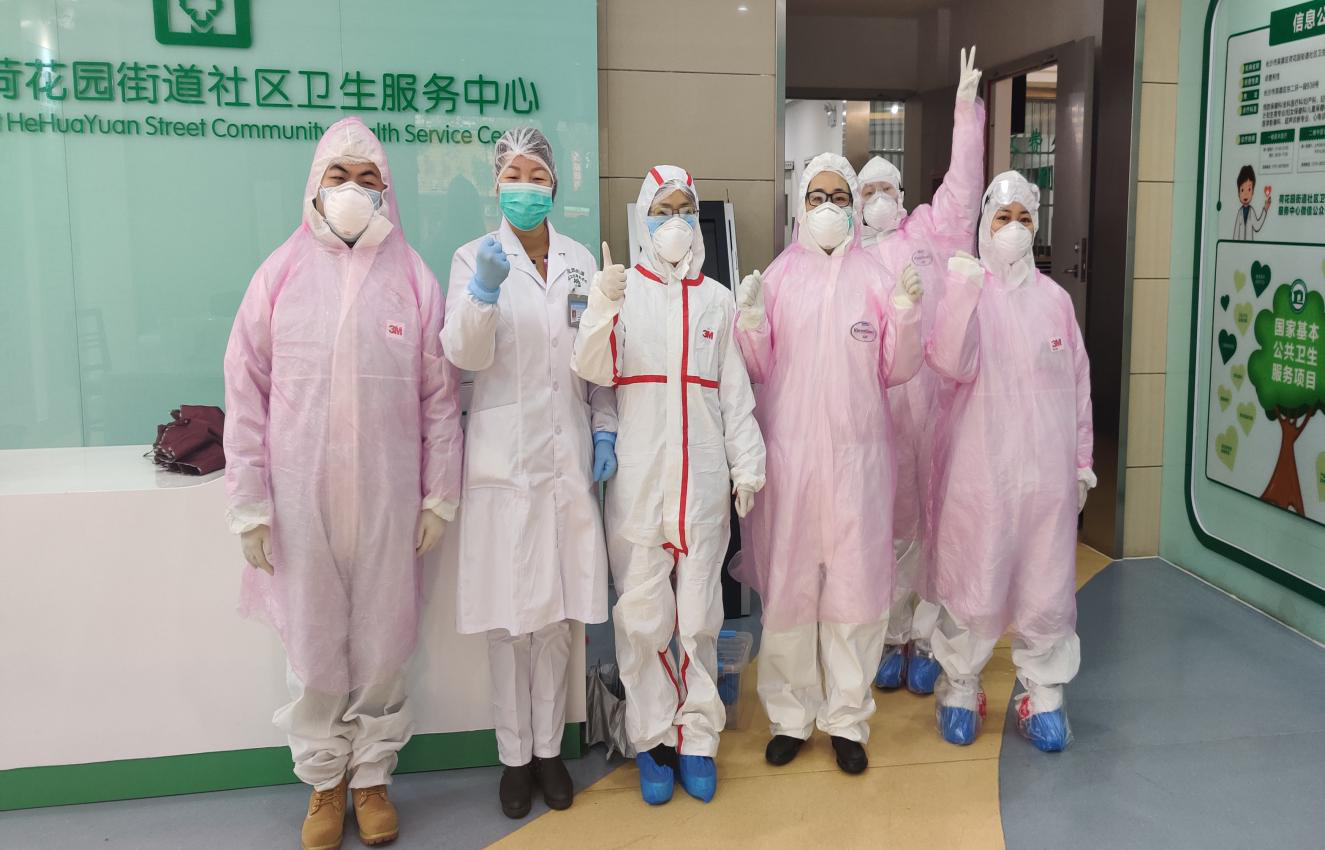 荷花園街道社區(qū)衛(wèi)生服務(wù)中心李泳鑫、李 清,、楊 璐,、李海葉、吳曉燕、饒?zhí)m琳 ——每天與時間賽跑,，多一份努力,，群眾就多一份安心
