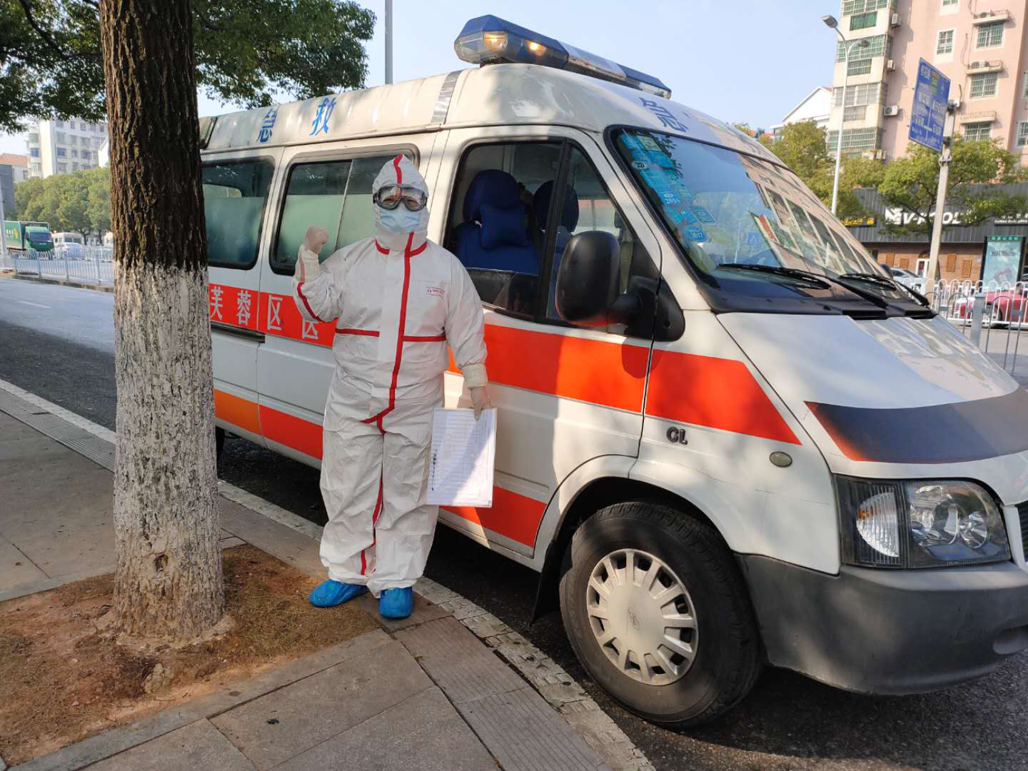 荷花園街道社區(qū)衛(wèi)生服務(wù)中心 熊 波——走,，去接出院病人，堅信勝利在前方,！