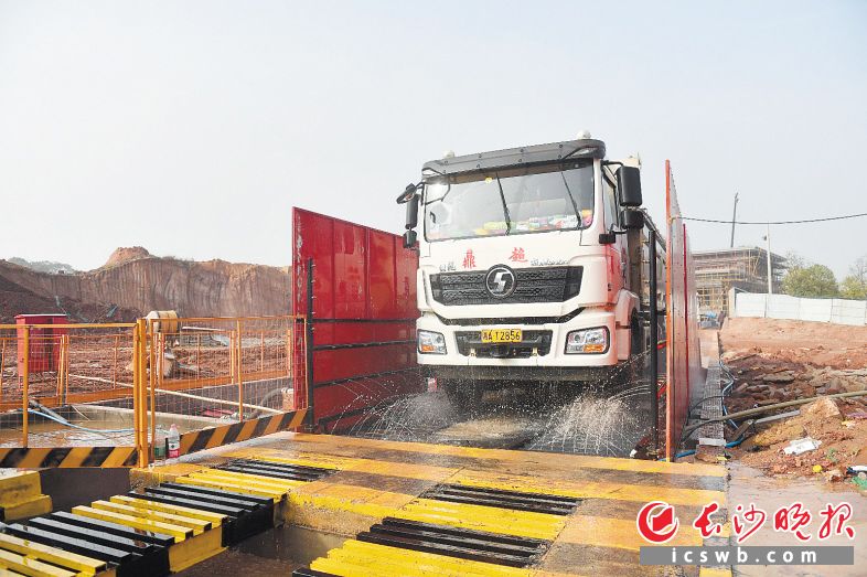 3月1日起,，長(zhǎng)沙城區(qū)實(shí)現(xiàn)新型智能環(huán)保渣土車全覆蓋,。圖為一工地出口,，一臺(tái)新型智能環(huán)保渣土車正在進(jìn)行沖洗。 余劭劼 攝