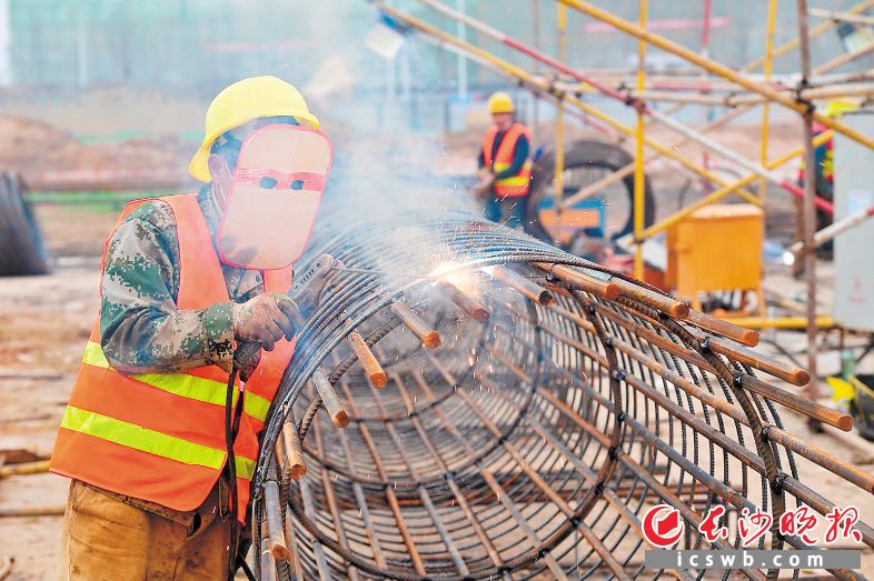 芒果馬欄山廣場項目目前已全面復(fù)工,，圖為施工人員正在進行支護樁焊接,。 長沙晚報全媒體記者 王志偉 攝