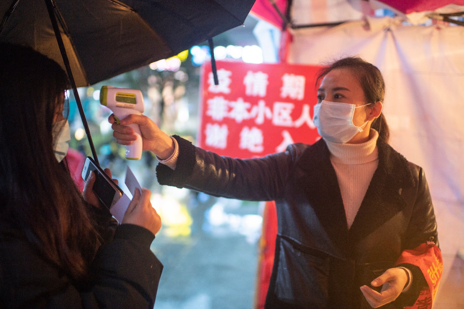 抗疫期間,，全市基層黨員干部在社區(qū)內(nèi)小區(qū)設(shè)置檢查點(diǎn),，組織志愿者為社區(qū)家庭運(yùn)送生活物資，確保市民生活,、出行有序進(jìn)行。長(zhǎng)沙晚報(bào)全媒體記者 黃啟晴 攝