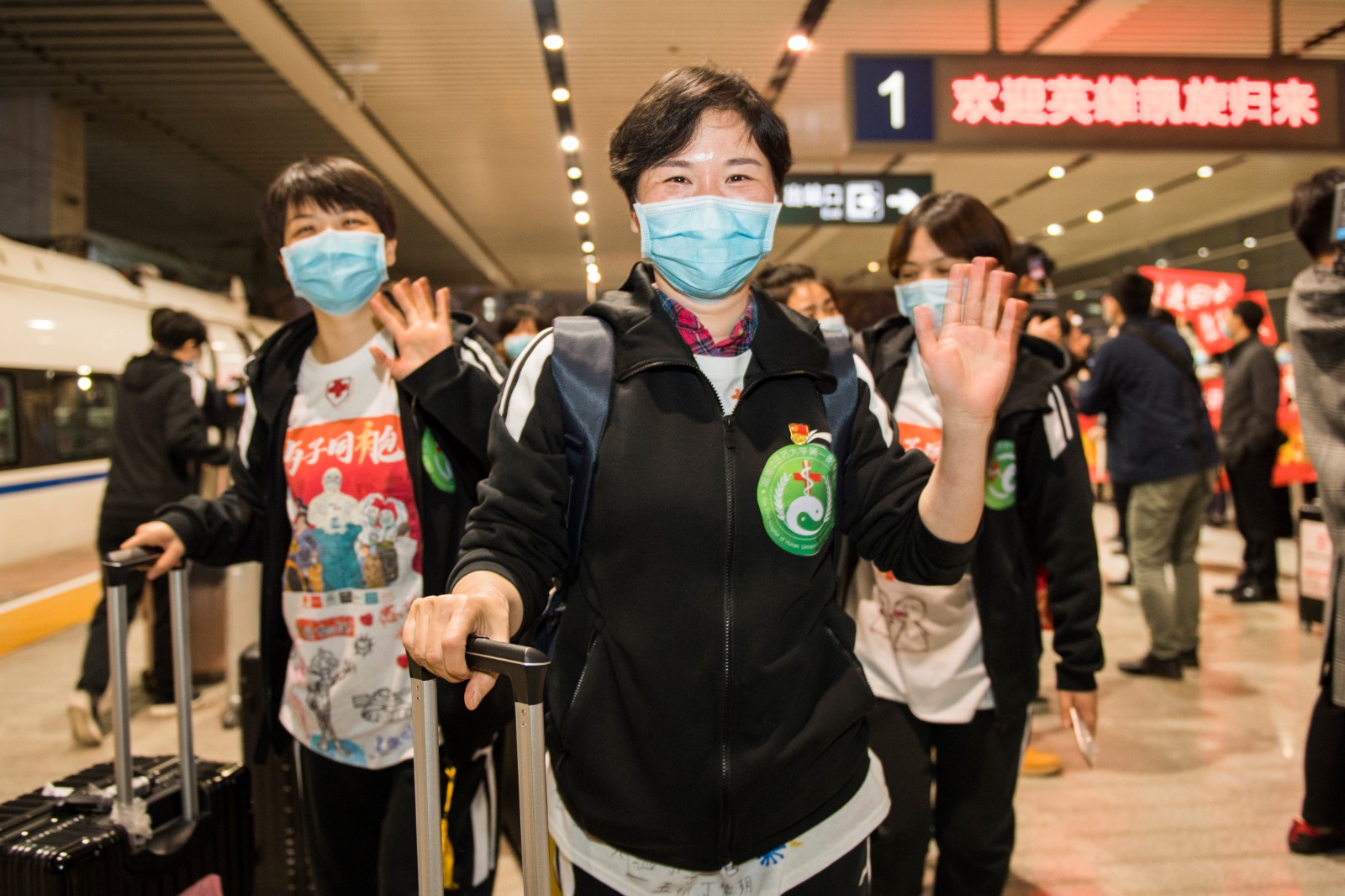 3月17日晚,，在武漢參與各方艙醫(yī)院救治工作達(dá)43天的219名4批湖南支援湖北國家醫(yī)療隊(duì)隊(duì)員圓滿完成支援任務(wù)，平安回到長沙,。長沙晚報全媒體記者 黃啟晴 攝