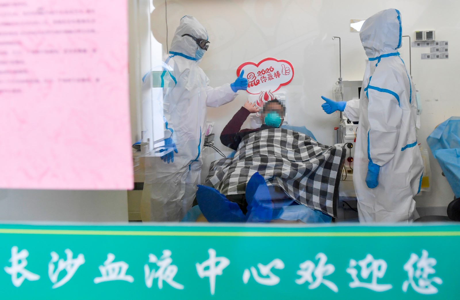 長(zhǎng)沙血液中心人民中路獻(xiàn)血屋內(nèi)，新冠肺炎康復(fù)者郭先生正在捐獻(xiàn)自己的血漿,。長(zhǎng)沙晚報(bào)全媒體記者 鄒麟 攝