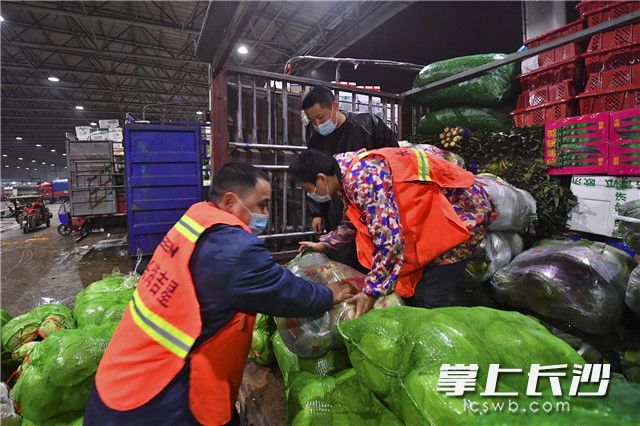 長沙黃興海吉星國際農(nóng)產(chǎn)品物流園內(nèi),，工人們在緊張裝卸蔬菜。長沙晚報(bào)全媒體記者 王志偉 攝