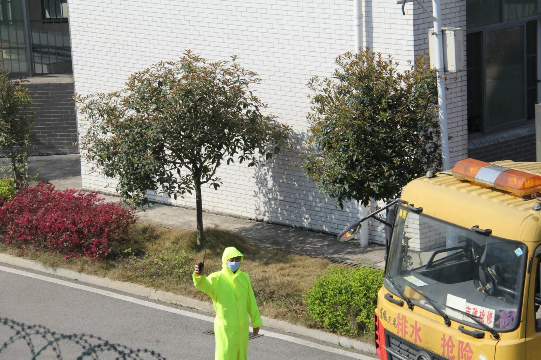 向戰(zhàn)友揮手致意耶...