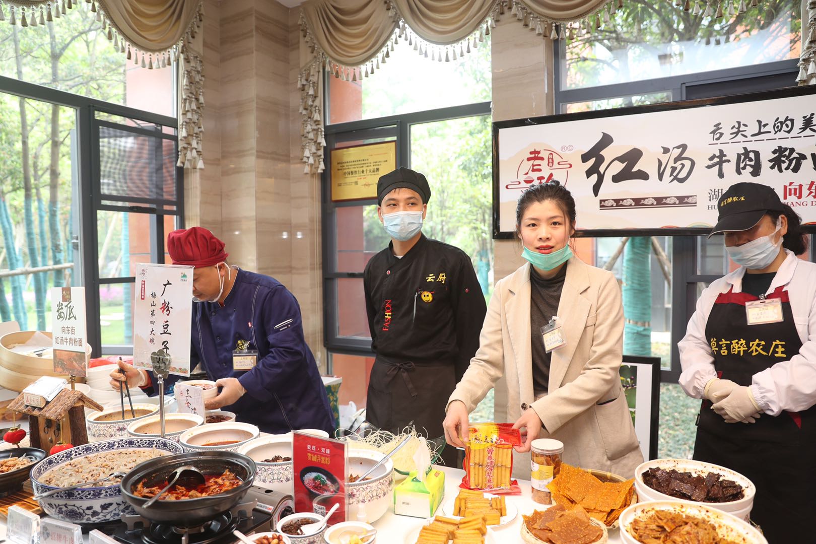 來自湖南省14個市州的118款米粉，聚集在省委九所賓館,，拉開了“湖南米粉大擂臺”的序幕,。王志偉 攝