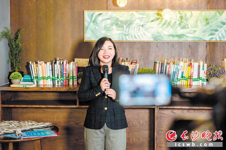 “書香岳麓 文化行走”世界讀書日主題活動以新穎的網(wǎng)絡(luò)直播方式進行,。　　長沙晚報全媒體記者 陳飛 攝