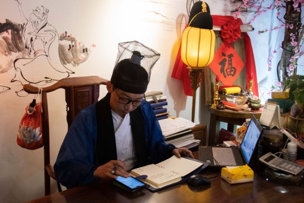 ↑“星漢庭”漢服店負(fù)責(zé)人曾曉武在處理線上訂單（4月25日攝）,。