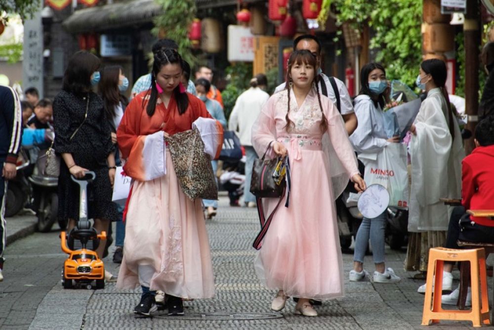 ↑游客穿著漢服在都正街上游玩（4月25日攝）,。