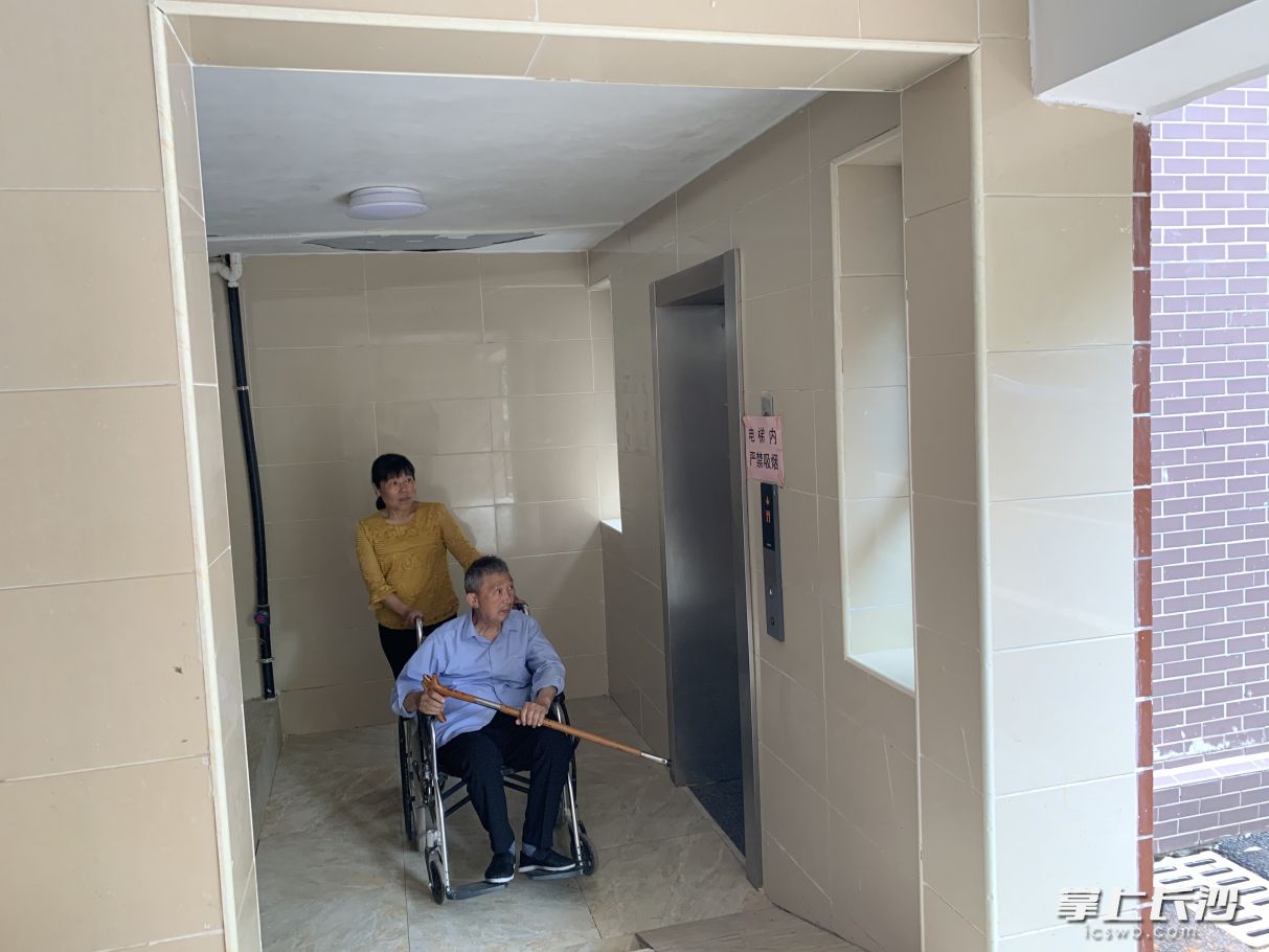 加裝電梯后，老百姓上下樓更方便,。長沙晚報全媒體記者陳煥明 攝