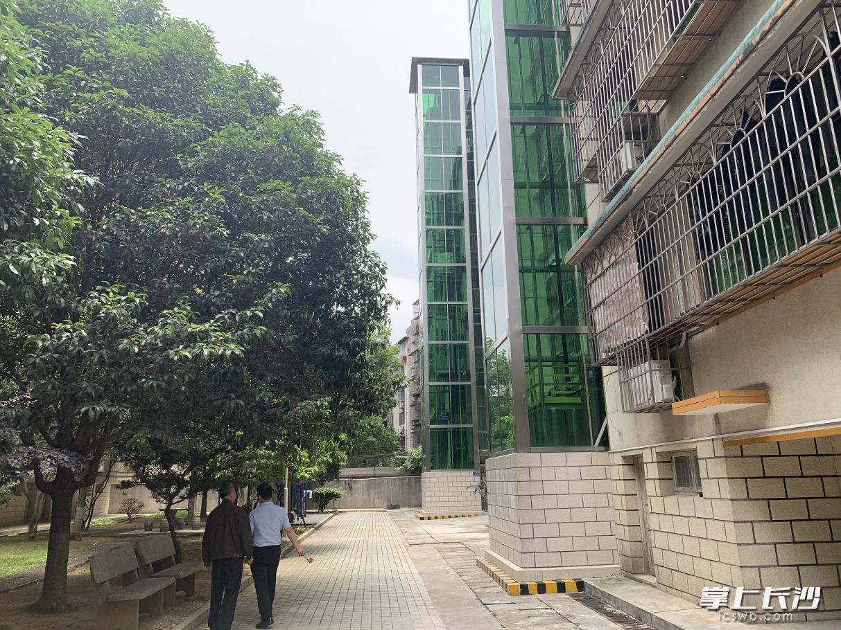 去年長沙共加裝電梯1005臺,，圖為加裝電梯完畢的芙蓉區(qū)東荷路61號住宅。長沙晚報全媒體記者 陳煥明 攝