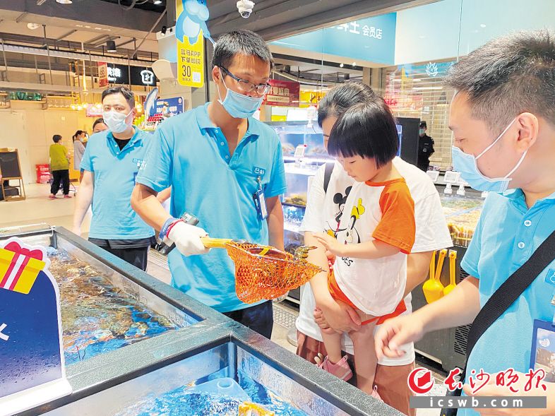 6月16日上午，長(zhǎng)沙盒馬樂(lè)和城店開(kāi)門(mén)迎客,，五一商圈的市民住上了“盒區(qū)房”,。長(zhǎng)沙晚報(bào)全媒體　　記者 吳鑫礬 攝