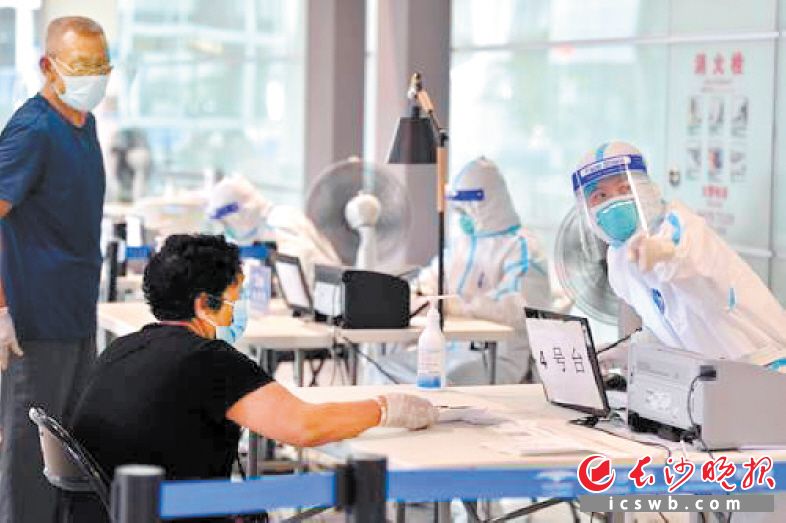 6月25日,，長(zhǎng)沙黃花國(guó)際機(jī)場(chǎng)T2航站樓到達(dá)廳，長(zhǎng)沙市疾控系統(tǒng)派駐機(jī)場(chǎng)的流行病學(xué)調(diào)查人員堅(jiān)守在崗位上,。長(zhǎng)沙晚報(bào)全媒體記者 王志偉 攝