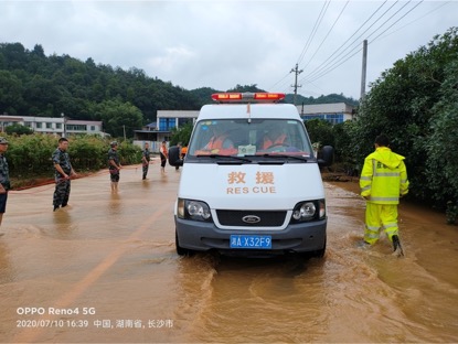 救援隊(duì)員拉繩形成“人墻”,，配合救援車安全轉(zhuǎn)移學(xué)生