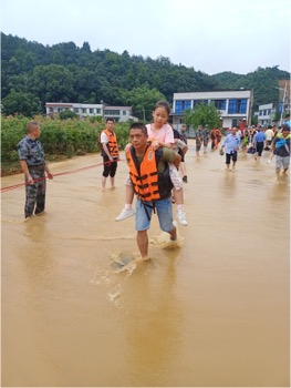 救援隊(duì)員涉水救援