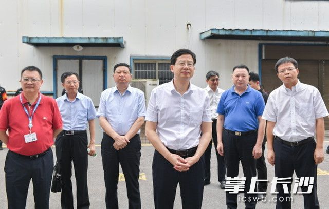 謝衛(wèi)東先后來到湘雅三醫(yī)院立體升降橫移立體車庫,、湘江世紀(jì)城達(dá)江苑共享停車場現(xiàn)場，詳細(xì)了解停車場建設(shè)及共享停車情況,。