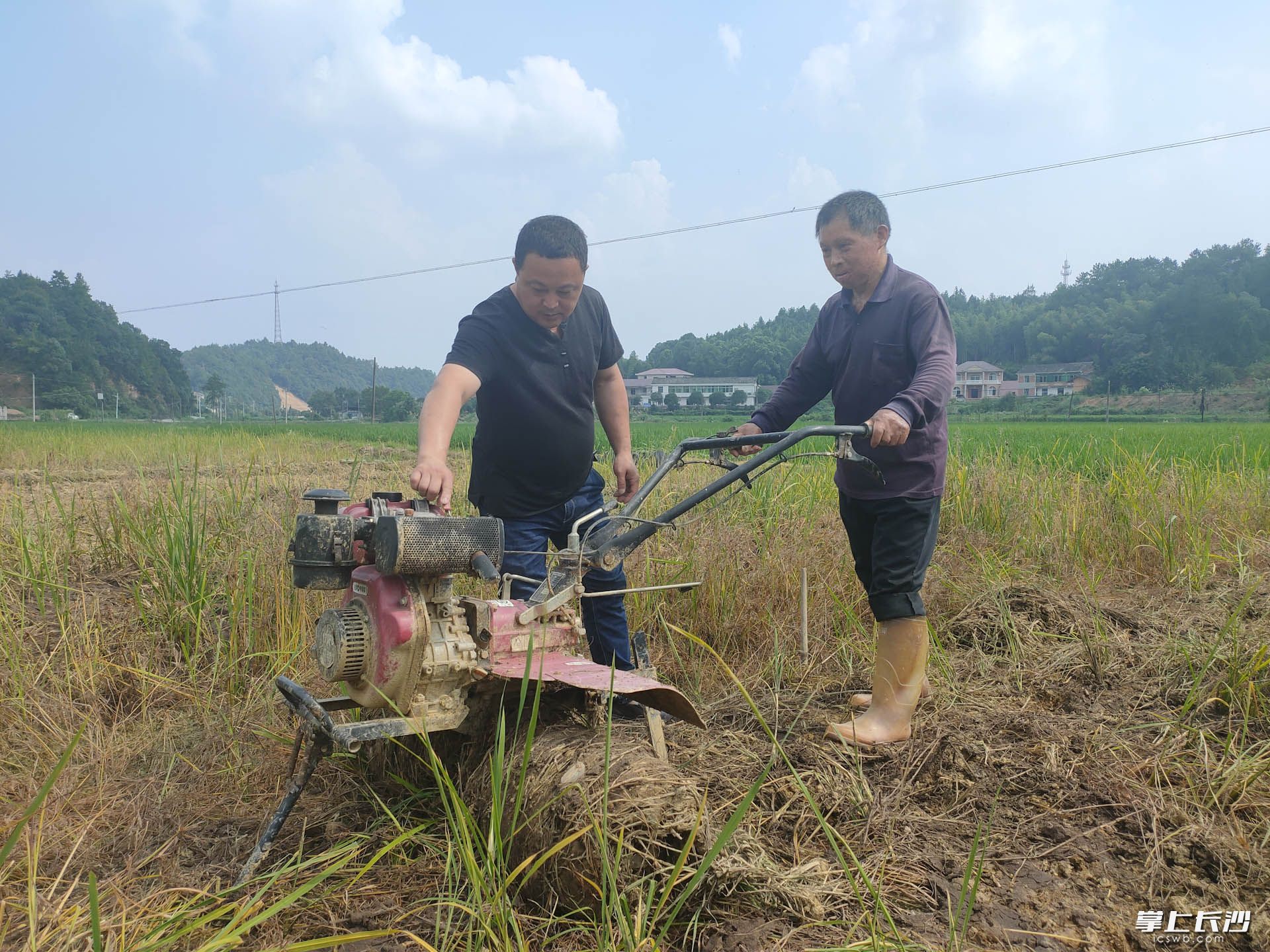 農(nóng)業(yè)專干鄭輝正在給梁忠檢提供翻耕技術(shù)指導(dǎo)