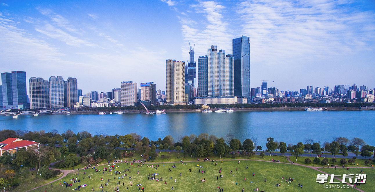 天心區(qū)高樓鱗次櫛比,，藍天碧水,，風(fēng)景如畫。