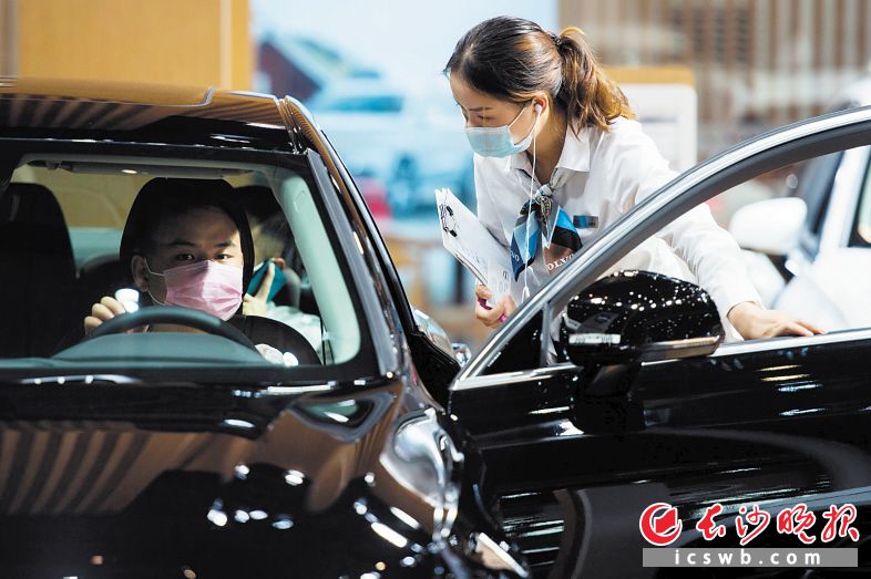 做足防護確保安全,，2020湖南車展人氣旺。圖為顧客在選購車輛,。資料圖片 長沙晚報全媒體記者 黃啟晴 攝