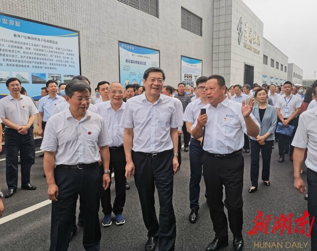 7月24日上午，省委書記杜家毫率隊(duì)現(xiàn)場觀摩湖南華慧新能源股份有限公司,，考察超級鋰電池研發(fā)及產(chǎn)業(yè)化情況,。