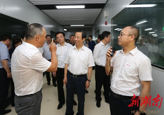 7月24日上午,，省委副書記,、省長許達(dá)哲率隊(duì)現(xiàn)場觀摩奧士康股份有限公司，考察中高端電路板研發(fā)設(shè)計(jì)生產(chǎn)情況,。