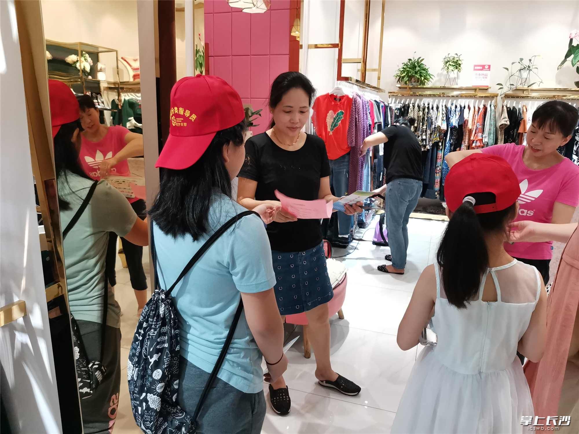 小市民對違規(guī)經(jīng)營的店主進(jìn)行勸導(dǎo)。