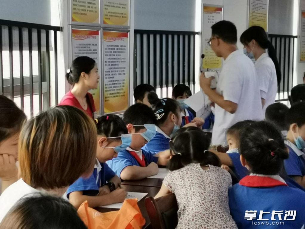 “盲人畫像”體驗(yàn)眼睛的重要性
