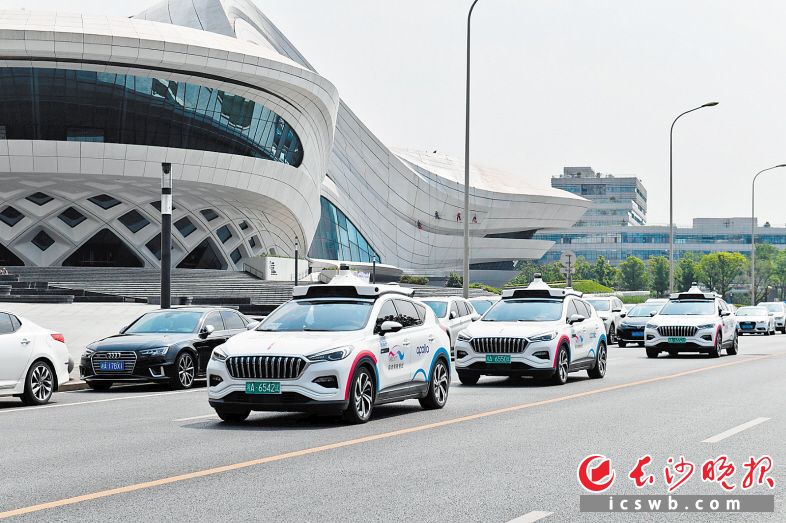 今年4月19日,，百度在長(zhǎng)沙全面開(kāi)放Apollo Robotaxi自動(dòng)駕駛出租車(chē)服務(wù),，市民只要點(diǎn)一點(diǎn)手機(jī)，一臺(tái)自動(dòng)駕駛的出租車(chē)就能載你抵達(dá)目的地。 長(zhǎng)沙晚報(bào)全媒體記者 王志偉 攝