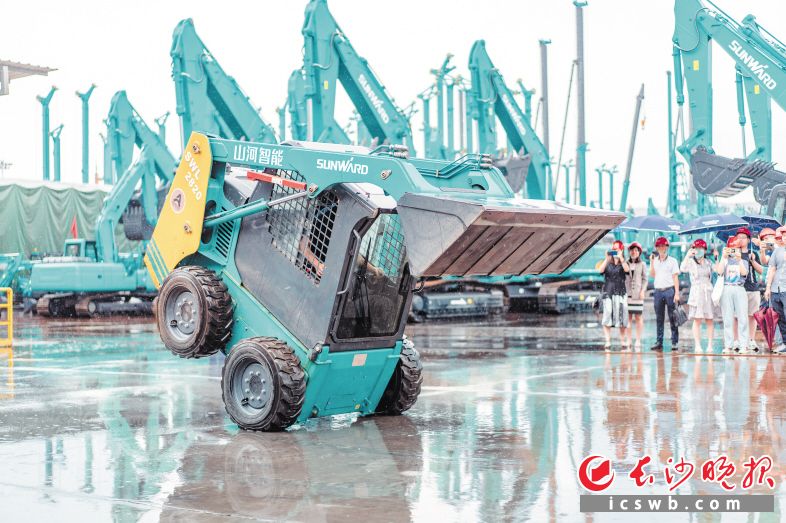 山河智能的“鐵憨憨“跳起憨萌的機(jī)械舞,。 資料圖片