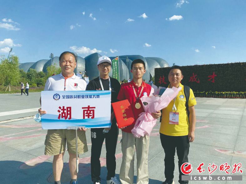 羅杰（右二）獲得第一名,。照片均為長沙晚報通訊員 謝銀滿 攝
