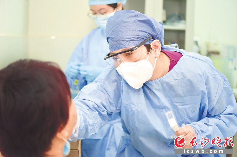 任立新正在采集咽拭子,。 長(zhǎng)沙晚報(bào)通訊員 潘燕 攝