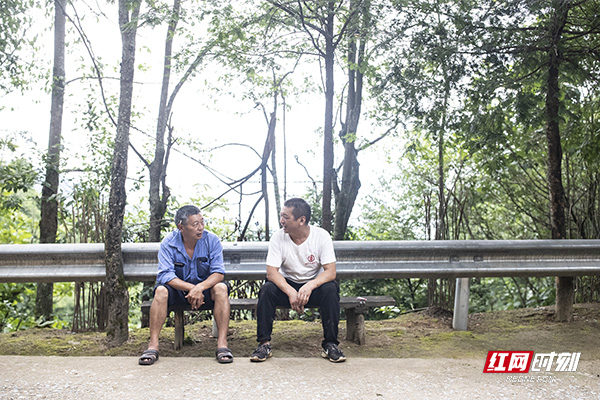 解決完鍋爐漏氣的問題，村里的同事帶著熬制山胡椒油的問題前來請教,，蔣愛文留下同事吃飯,，并一起商量解決辦法。
