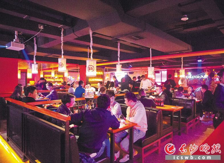 這兩年小酒館成為小年輕最愛(ài)去的潮地,。長(zhǎng)沙晚報(bào)全媒體記者 李金 攝