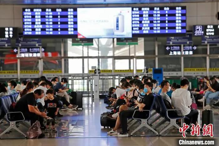 資料圖：旅客在鐵路上海站等待驗(yàn)票上車,?！∫罅⑶?攝