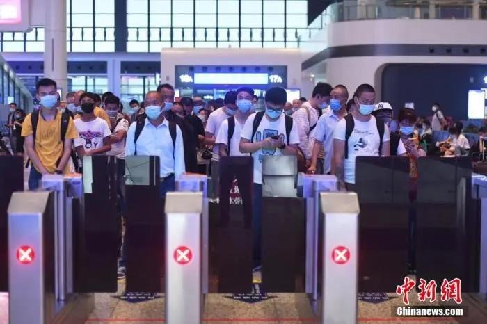 資料圖：7月1日,，旅客在重慶火車西站出行,。陳超 攝