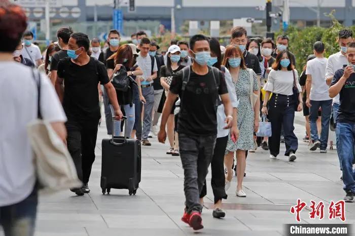 資料圖：旅客乘坐列車抵達(dá)鐵路上海站,?！∫罅⑶?攝