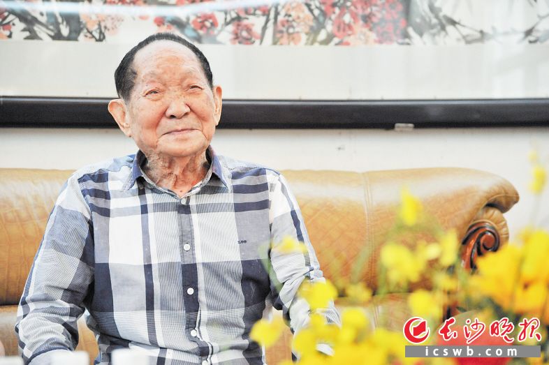 9月7日，袁隆平在家中會客廳介紹自己的科研進展和近期目標,。新華社記者 周勉 攝