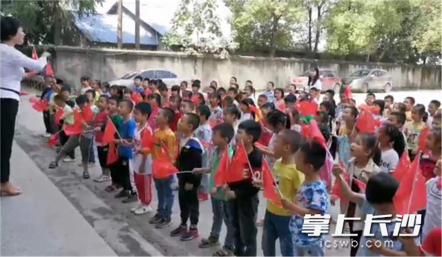 新中國(guó)成立70周年學(xué)校慶典上李琦和學(xué)生留影
