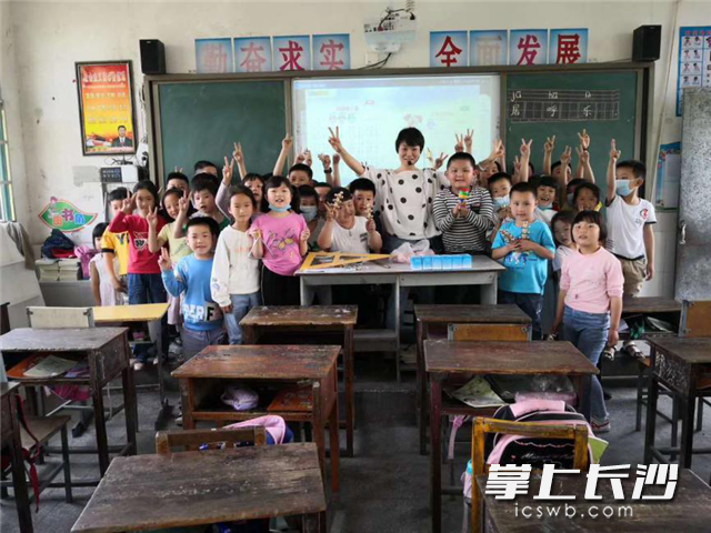 李琦老師和學(xué)生的合影