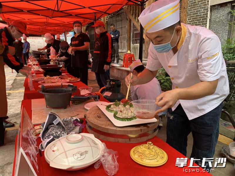 廚師們現(xiàn)場烹制百合宴,。 照片均為長沙晚報全媒體記者 周游 攝