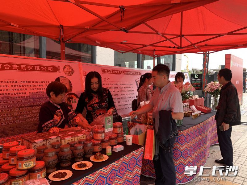 現(xiàn)場的龍山農(nóng)特產(chǎn)品展銷會也人氣火爆,。